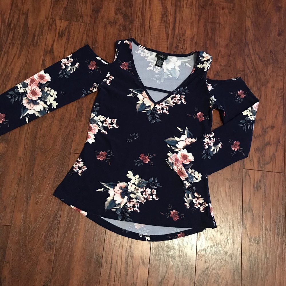 Bare shoulder long sleeve top. Xs.